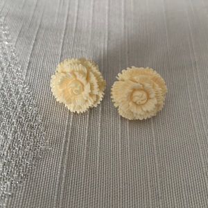 3/$25 | VINTAGE IVORY FLOWER EARRINGS | EUC